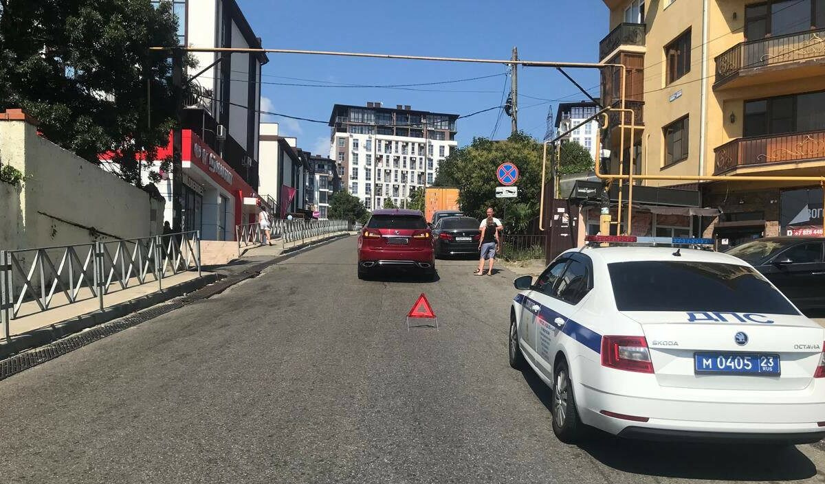 В Сочи иномарка сбила ребенка, переходившего дорогу в неположенном месте