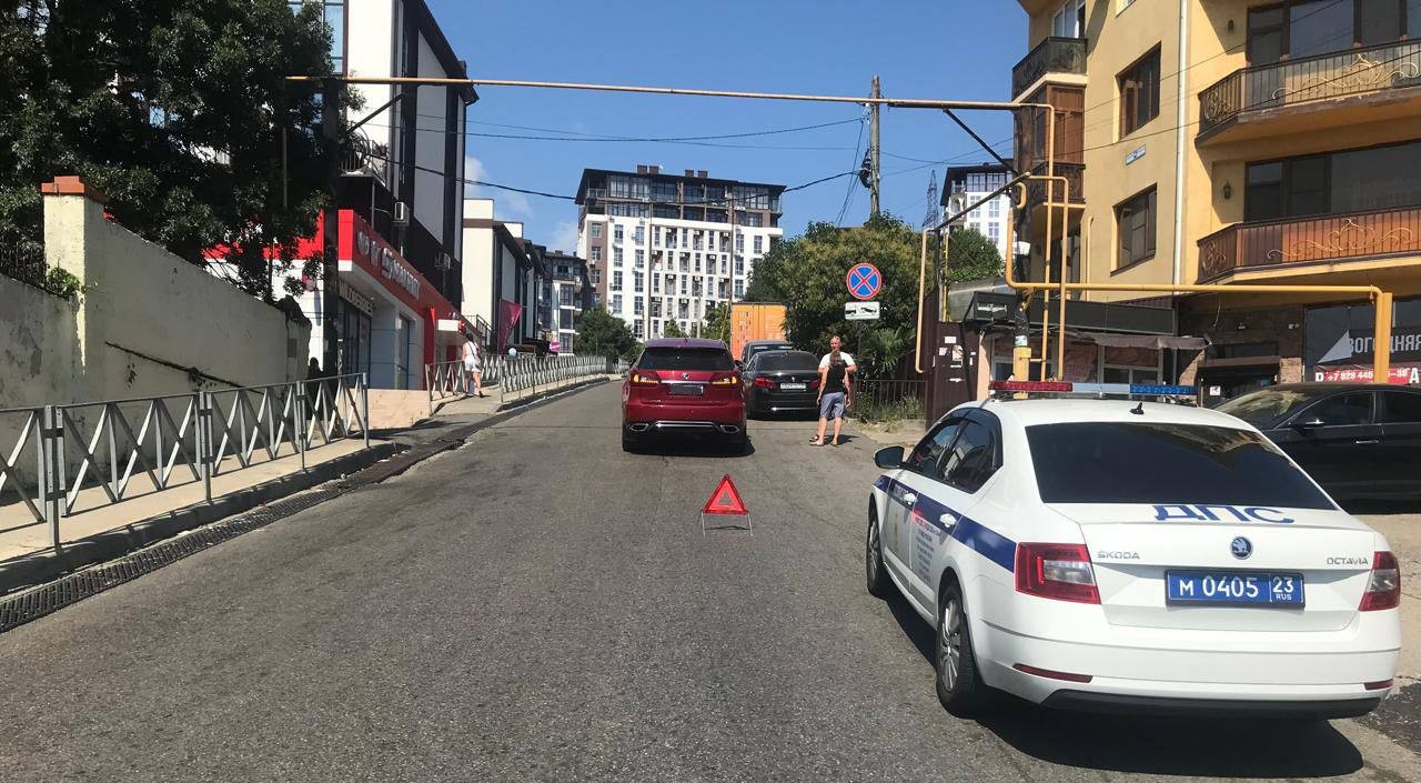 В Сочи иномарка сбила ребенка, переходившего дорогу в неположенном месте