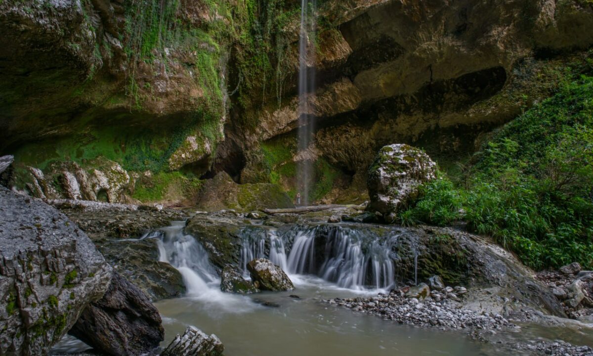 Камень упал на ребенка на тропе к водопаду в Сочинском нацпарке