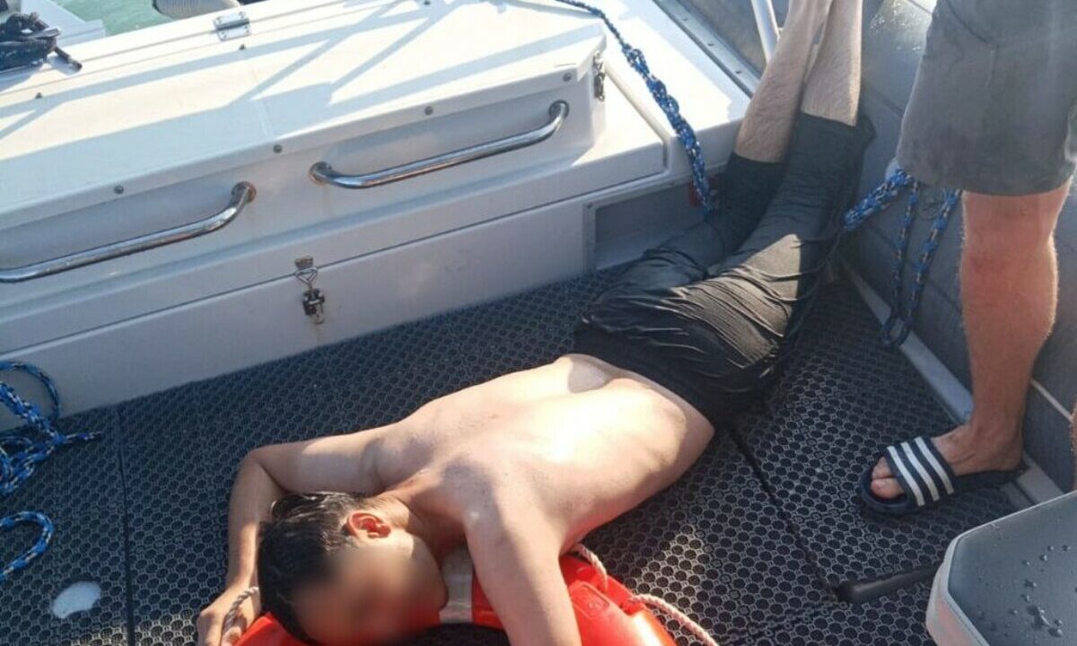 Турист едва не утонул, спасая девушку на закрытом для купания пляже Анапы
