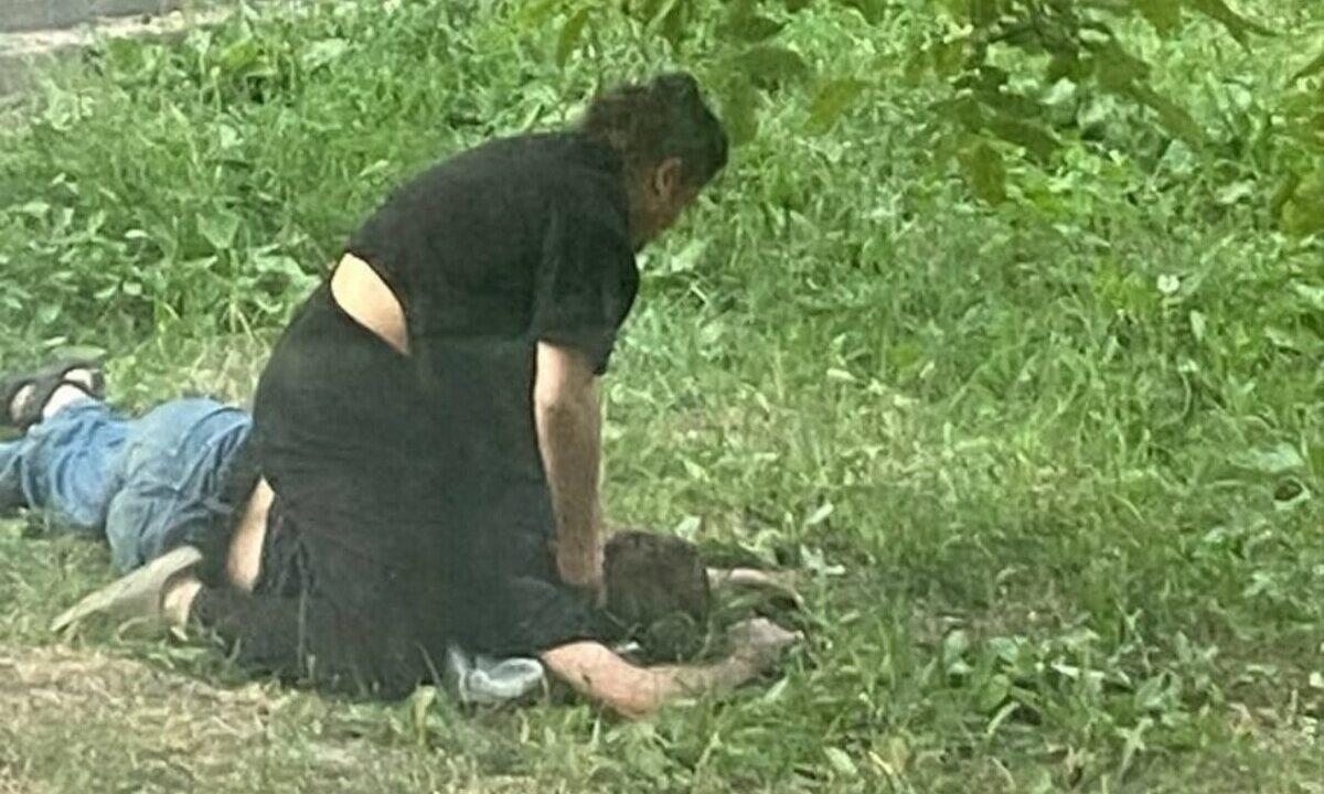 В Новороссийске женщина разбила мужчине голову камнем рядом с детской площадкой