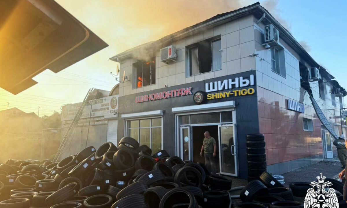 В Краснодаре загорелся магазин покрышек с шиномонтажом