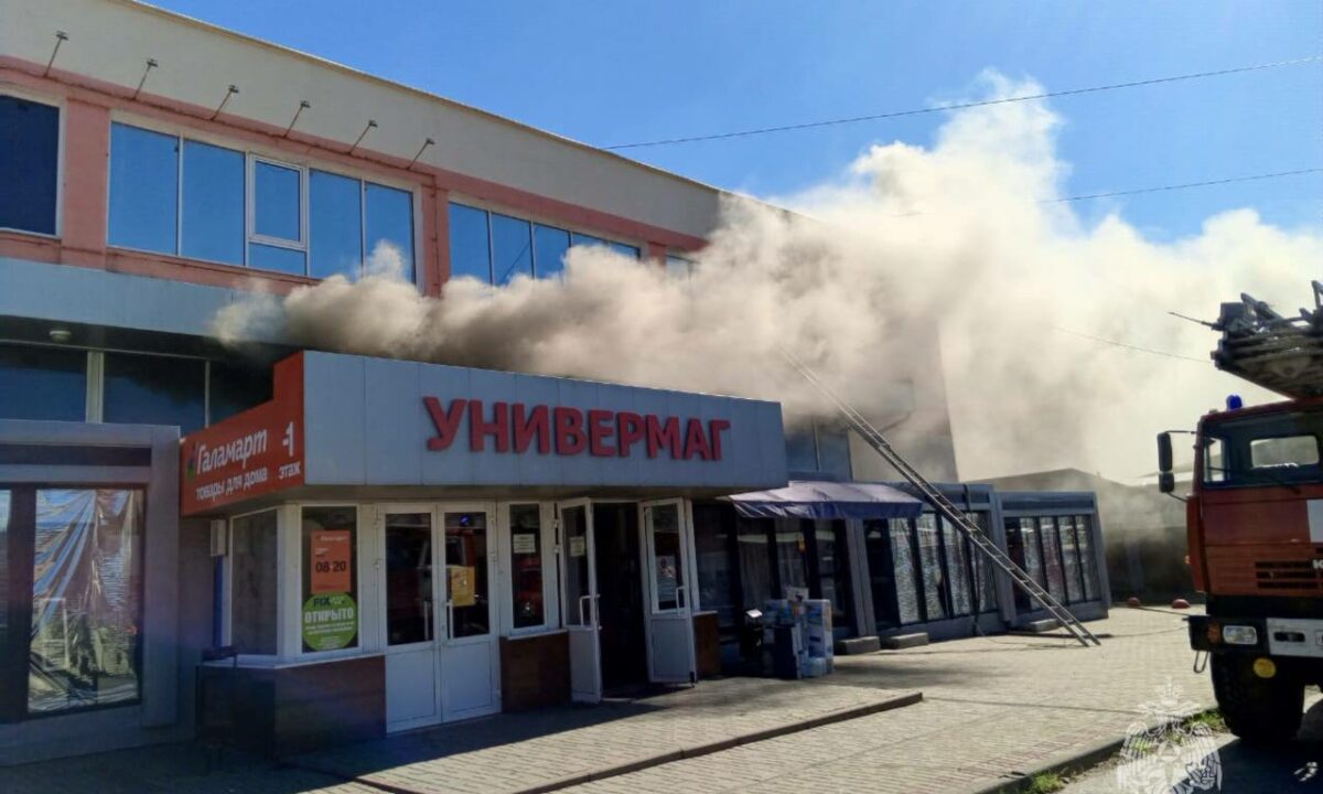 Спасатель погиб при тушении крупного пожара в ТЦ в Ростовской области