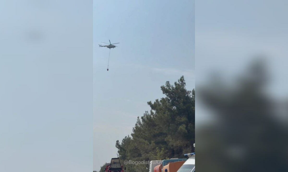 К тушению лесного пожара в Кабардинке привлекли вертолет Ми-8