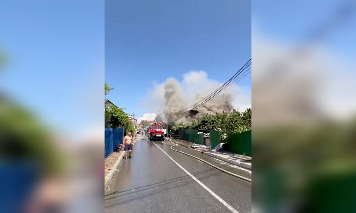 В Анапе загорелся двухэтажный дом матери известного местного блогера