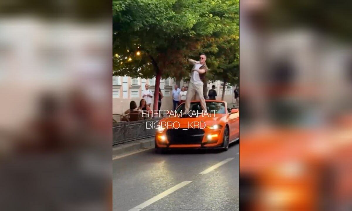 Танцующий мужчина прокатился на капоте Mustang по центру Краснодара