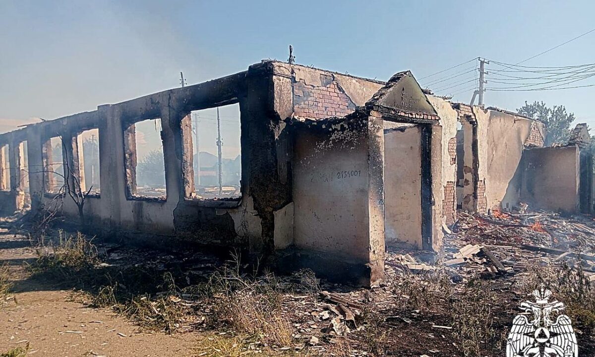 В МЧС рассказали подробности пожара в здании бывшей птицефермы в Каневской