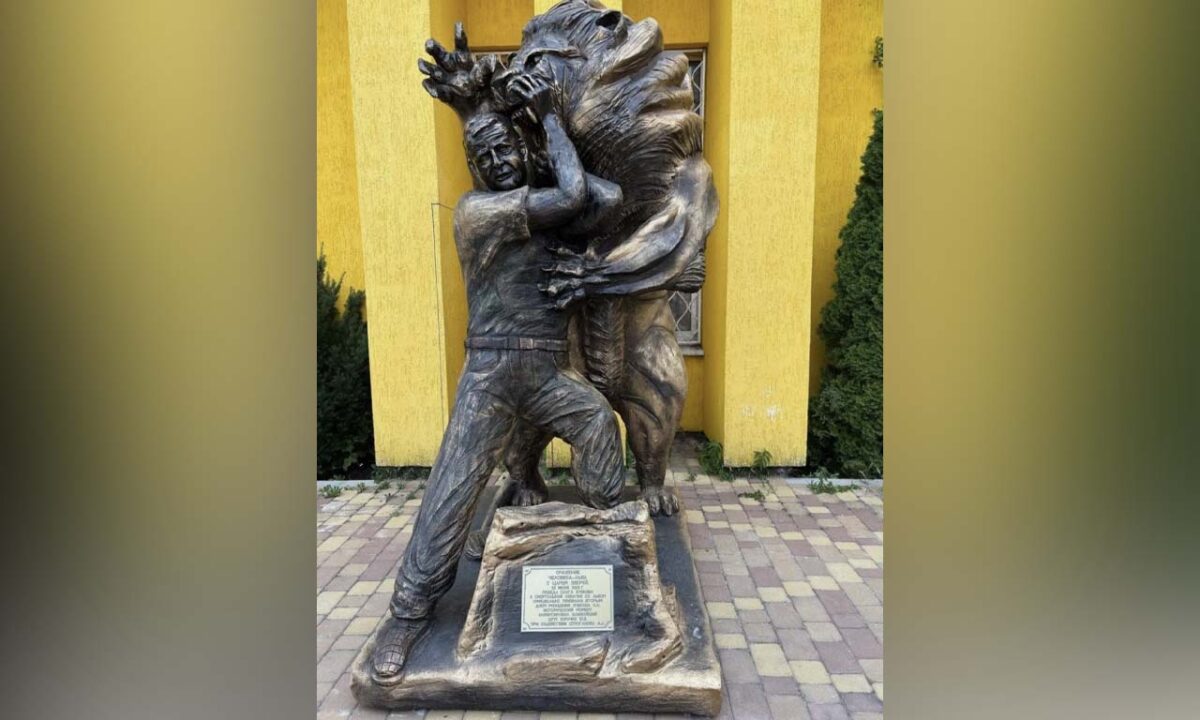 В парке «Тайган» поставили памятник, изображающий схватку Зубкова со львом