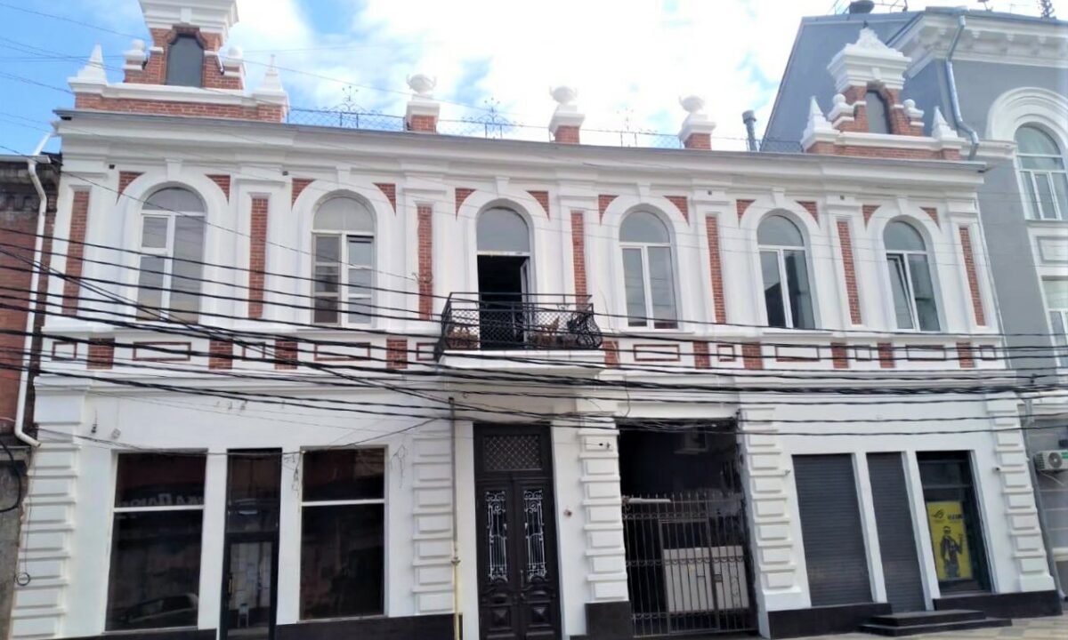 Фасад старинного особняка отреставрировали в центре Краснодара