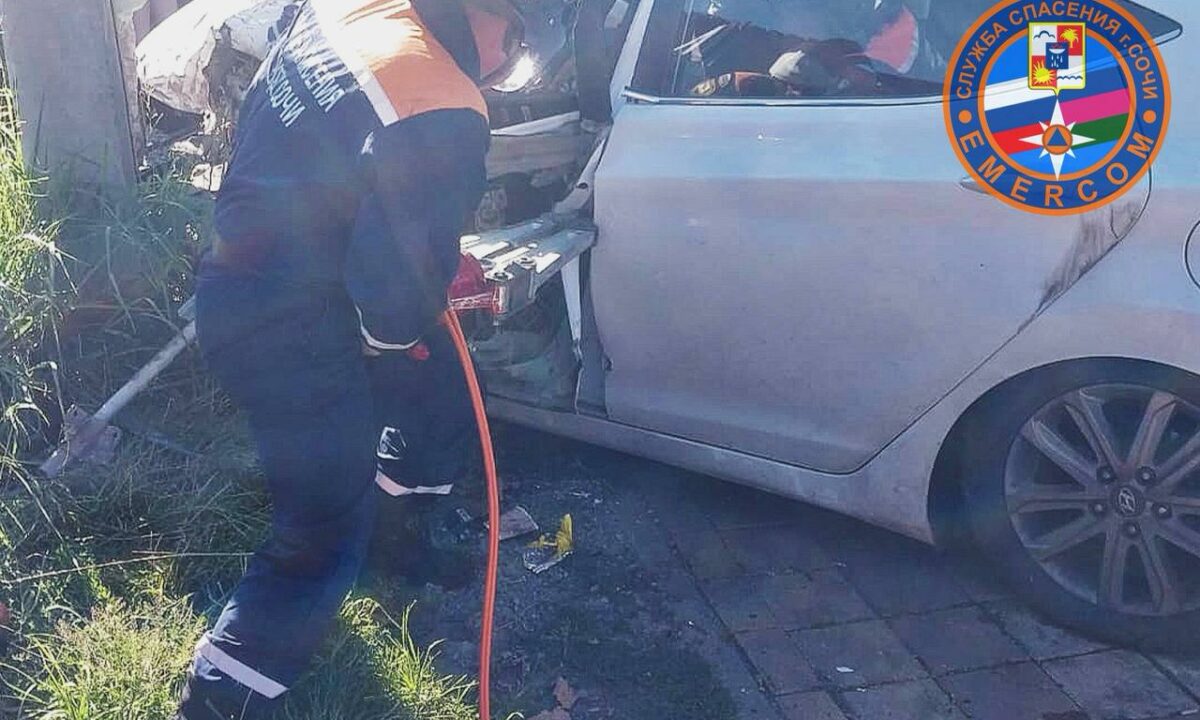 Двух человек зажало в иномарке после аварии с фурой на трассе Джубга — Сочи