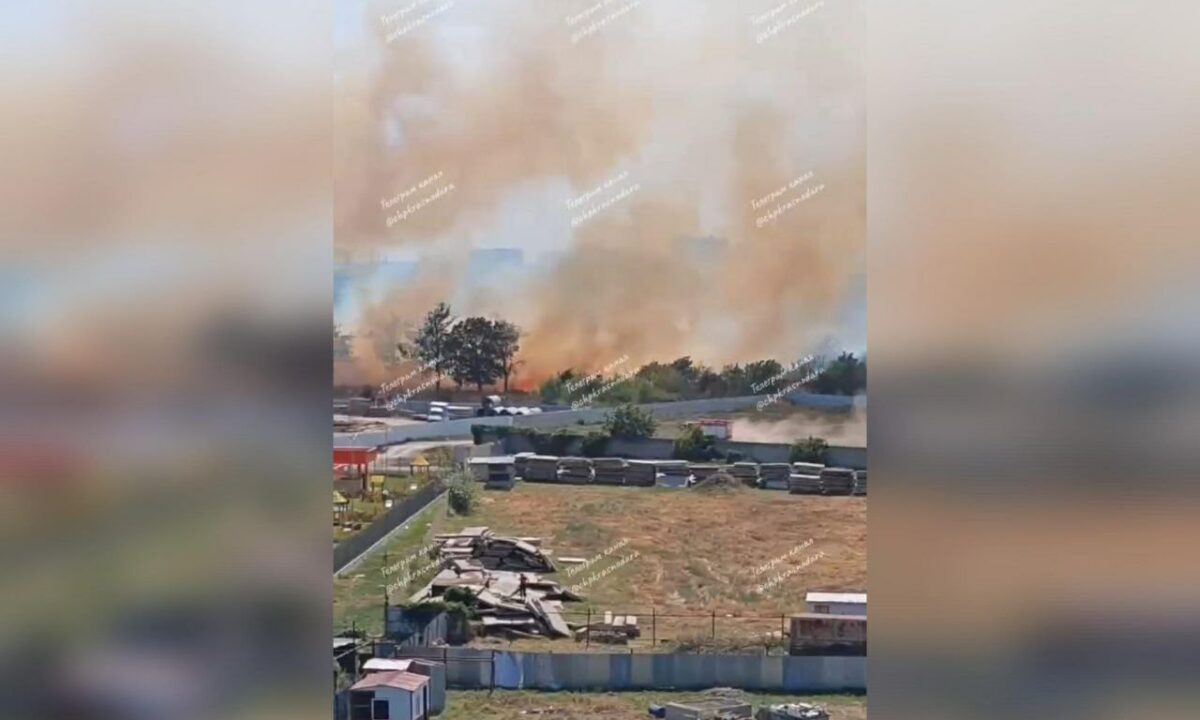 Сухая трава загорелась на площади 1 га в Прикубанском округе Краснодара