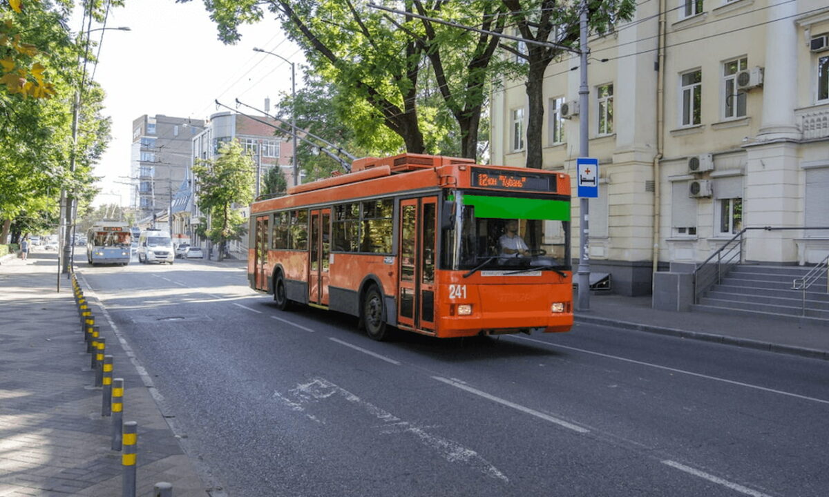 Из-за обрыва провода остановилось движение троллейбусов в центре Краснодара