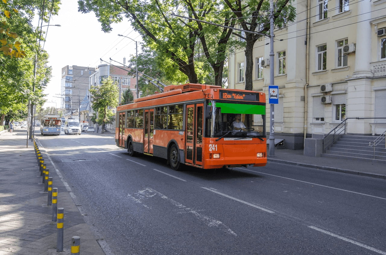 Из-за обрыва провода остановилось движение троллейбусов в центре Краснодара