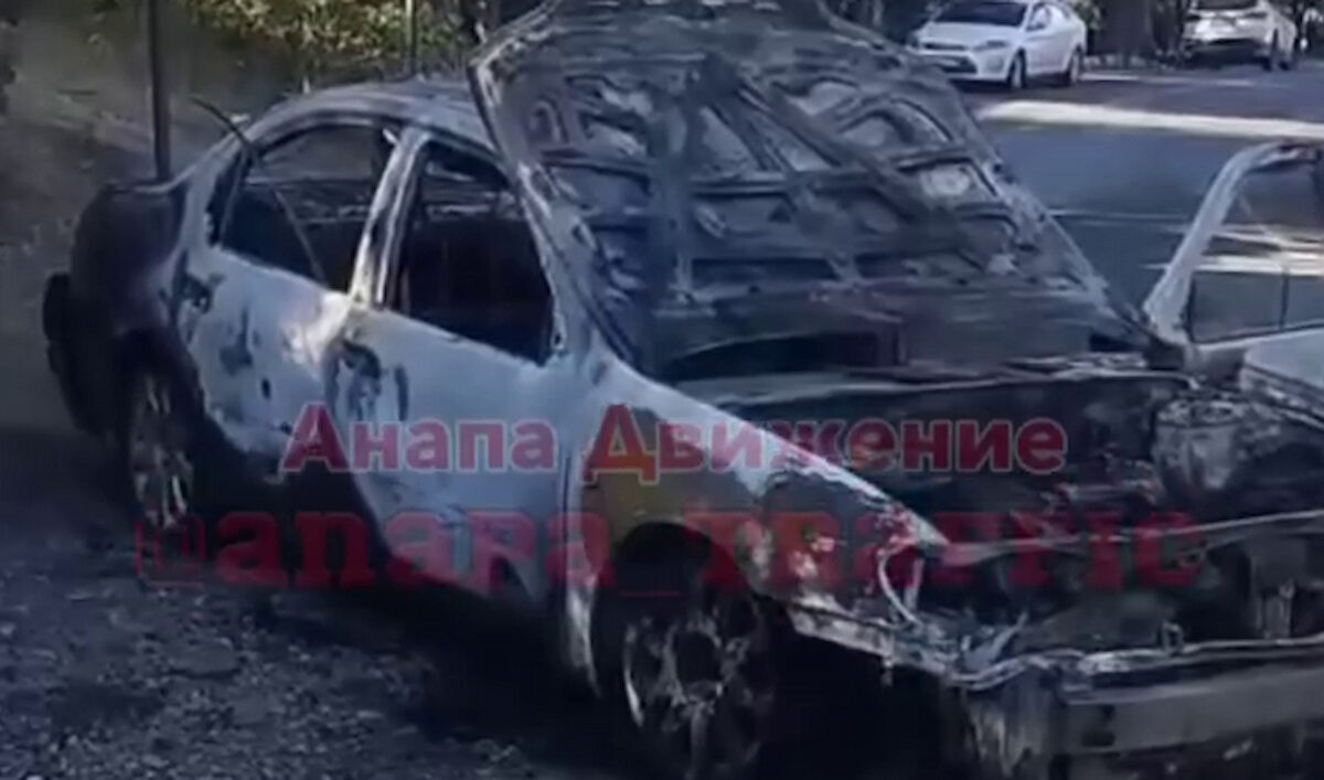 Автомобиль сгорел дотла на трассе под Анапой