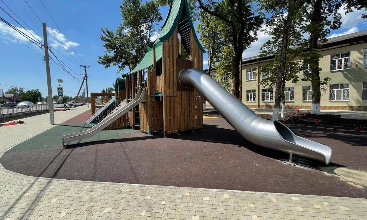 Благоустройство общественной территории у школы в Белореченске выполнили на 50%