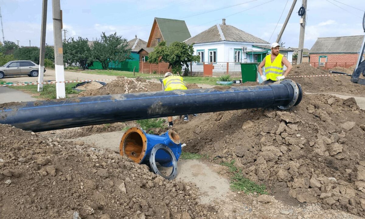 Сети водоснабжения обновляют в станице Каневской по нацпроекту