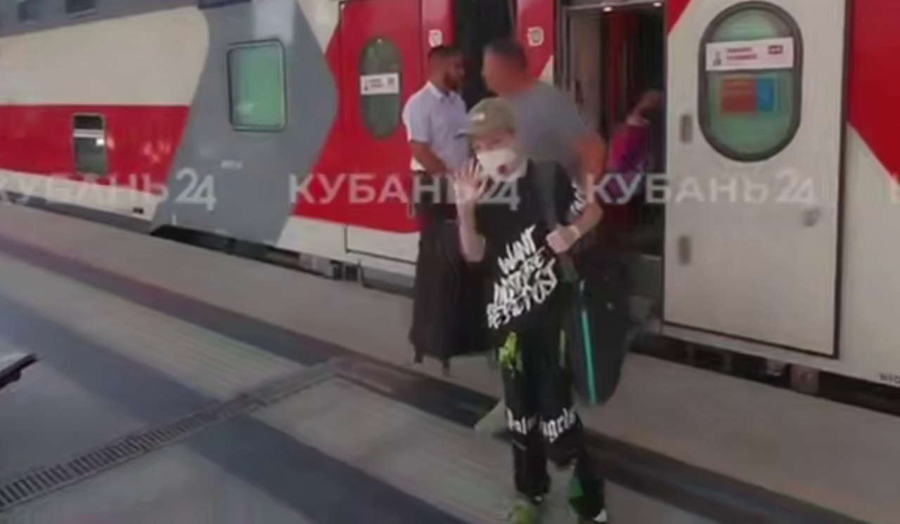 Пострадавший от нападения хаски мальчик вернулся в Сочи после лечения в Москве