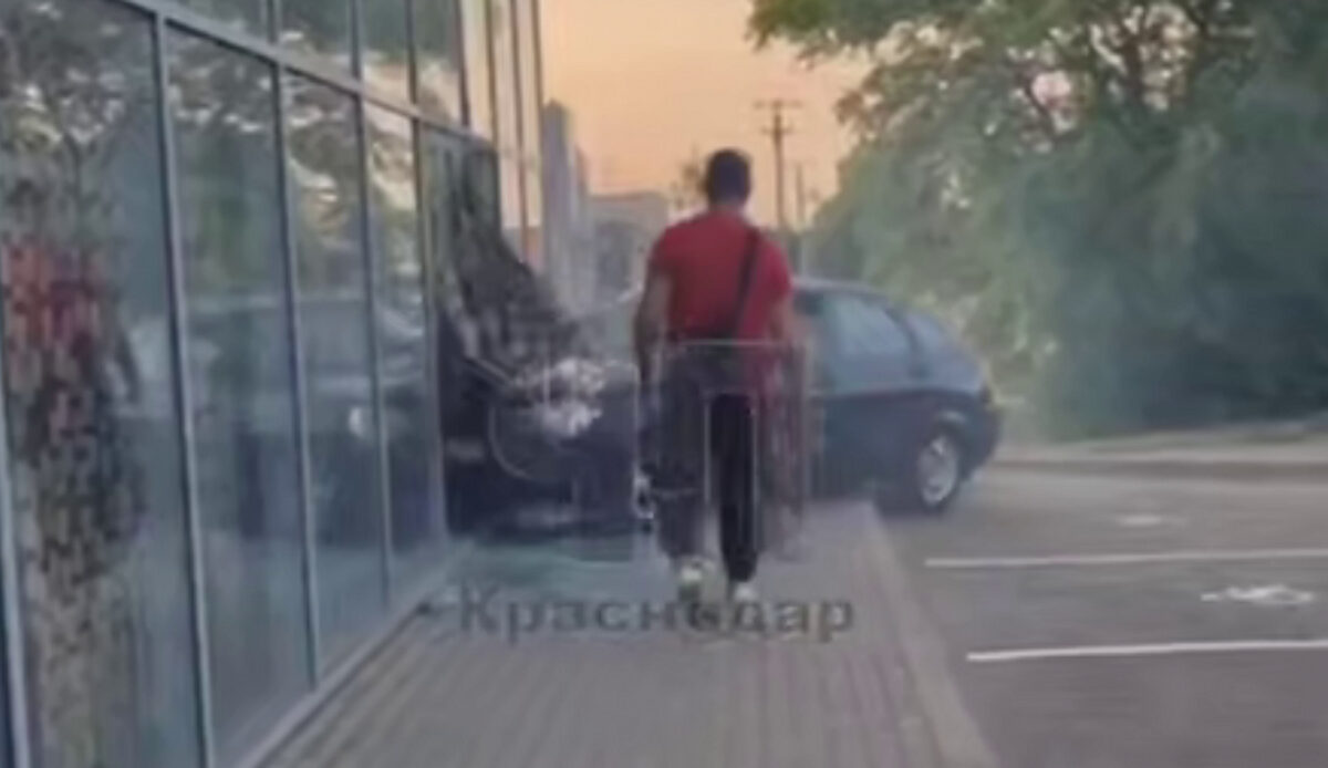 В Белореченске водитель «Приоры» въехал в пивной бар и скрылся с места ДТП