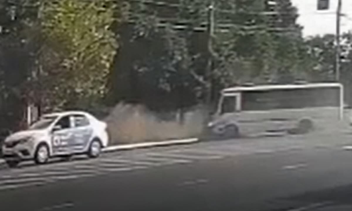 Водитель на каршеринге врезался в автобус и скрылся с места ДТП в Краснодаре