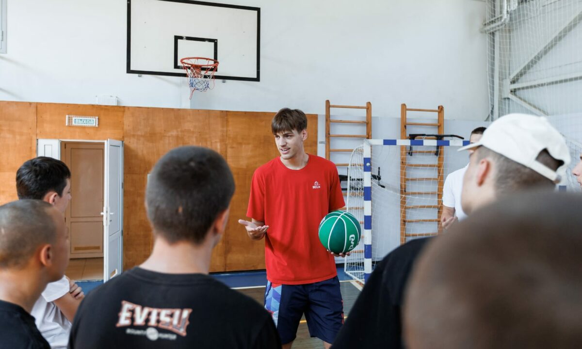 ПБК «Локомотив-Кубань» провел зарядку для детей накануне Дня физкультурника