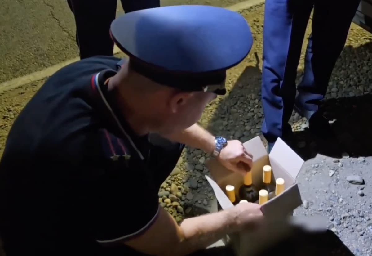 Полиция изъяла более 100 бутылок вина у водителя «Газели» в Каневском районе