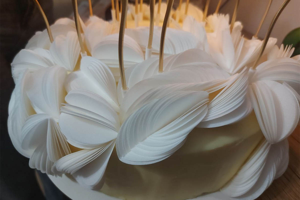 Легкий десерт — сливочный торт «Марина» с «лепестками белых роз»