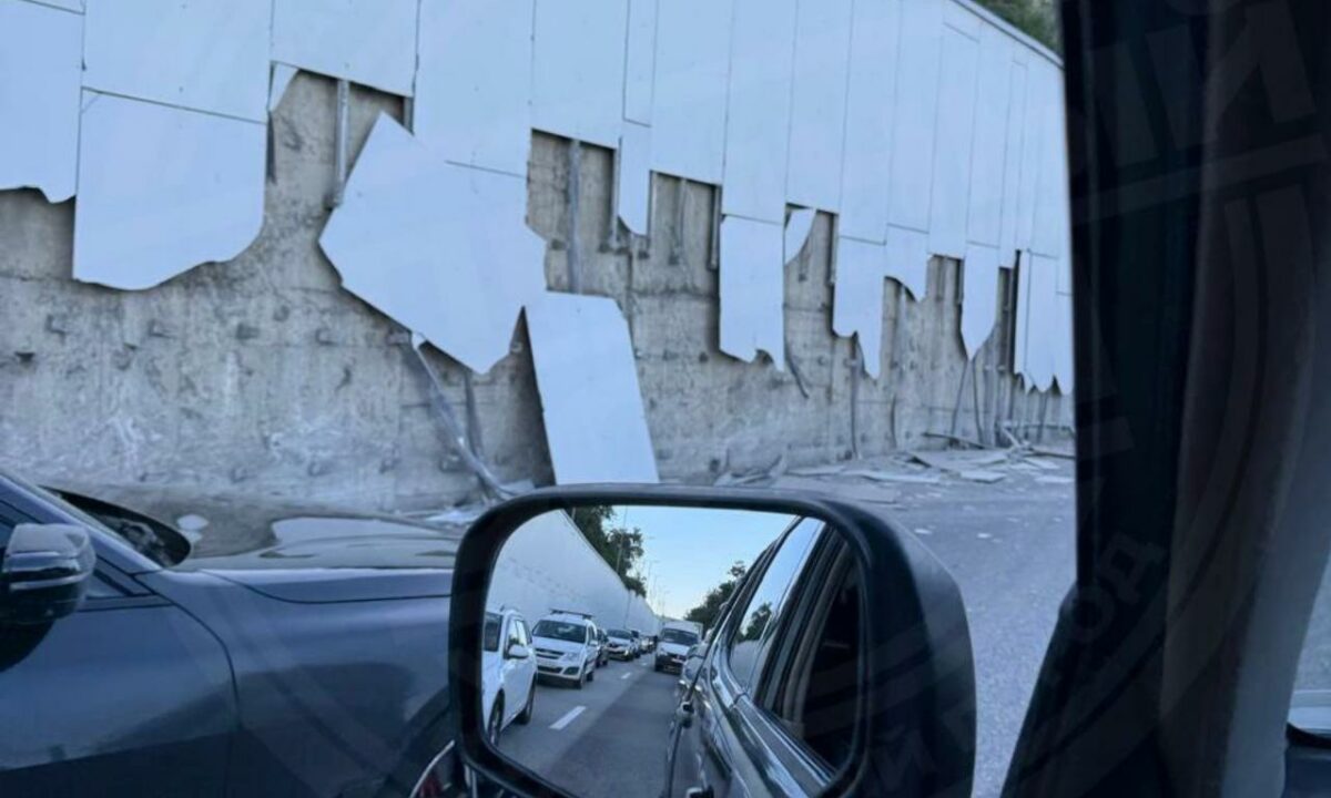 Водитель Volkswagen не справился с управлением и снес облицовку на трассе в Сочи