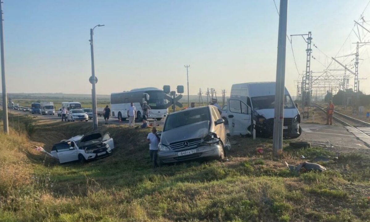 Два человека пострадали в массовой аварии возле ж/д переезда под Анапой