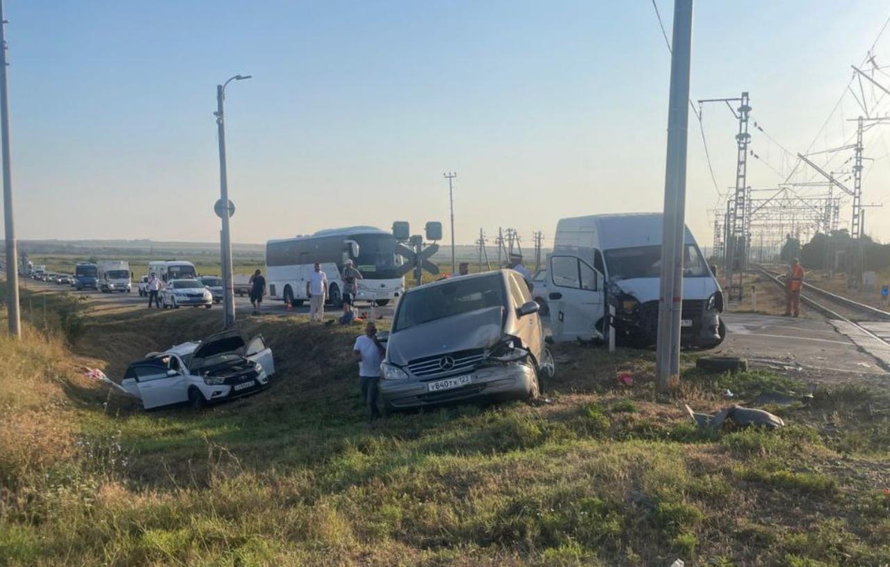 Два человека пострадали в массовой аварии возле ж/д переезда под Анапой