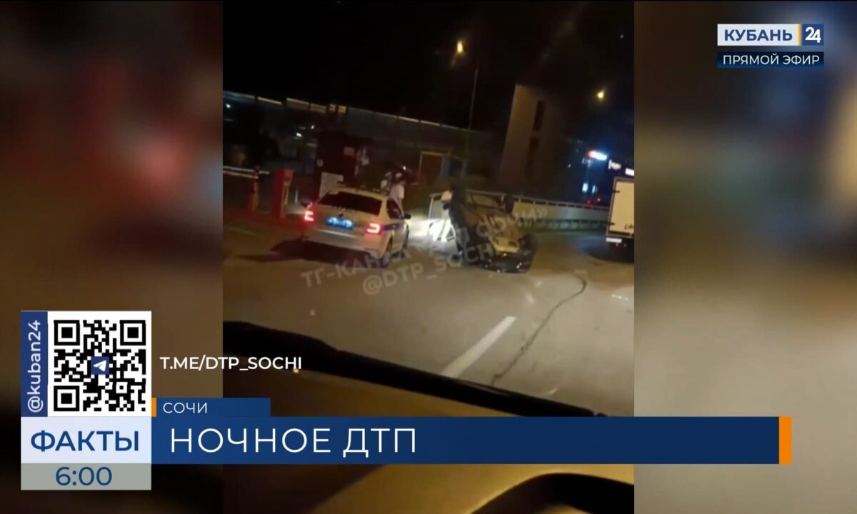 Легковушка ночью опрокинулась на крышу после аварии в центре Сочи