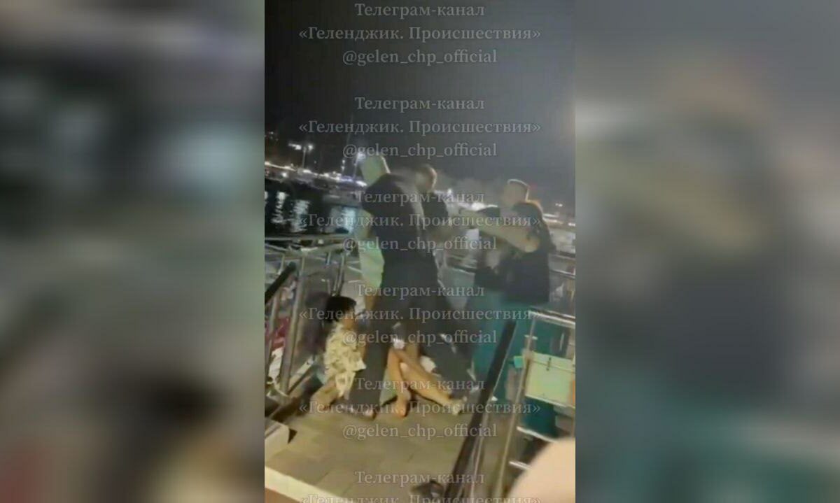Конфликт между отдыхающими на теплоходе и охраной закончился дракой в Геленджике