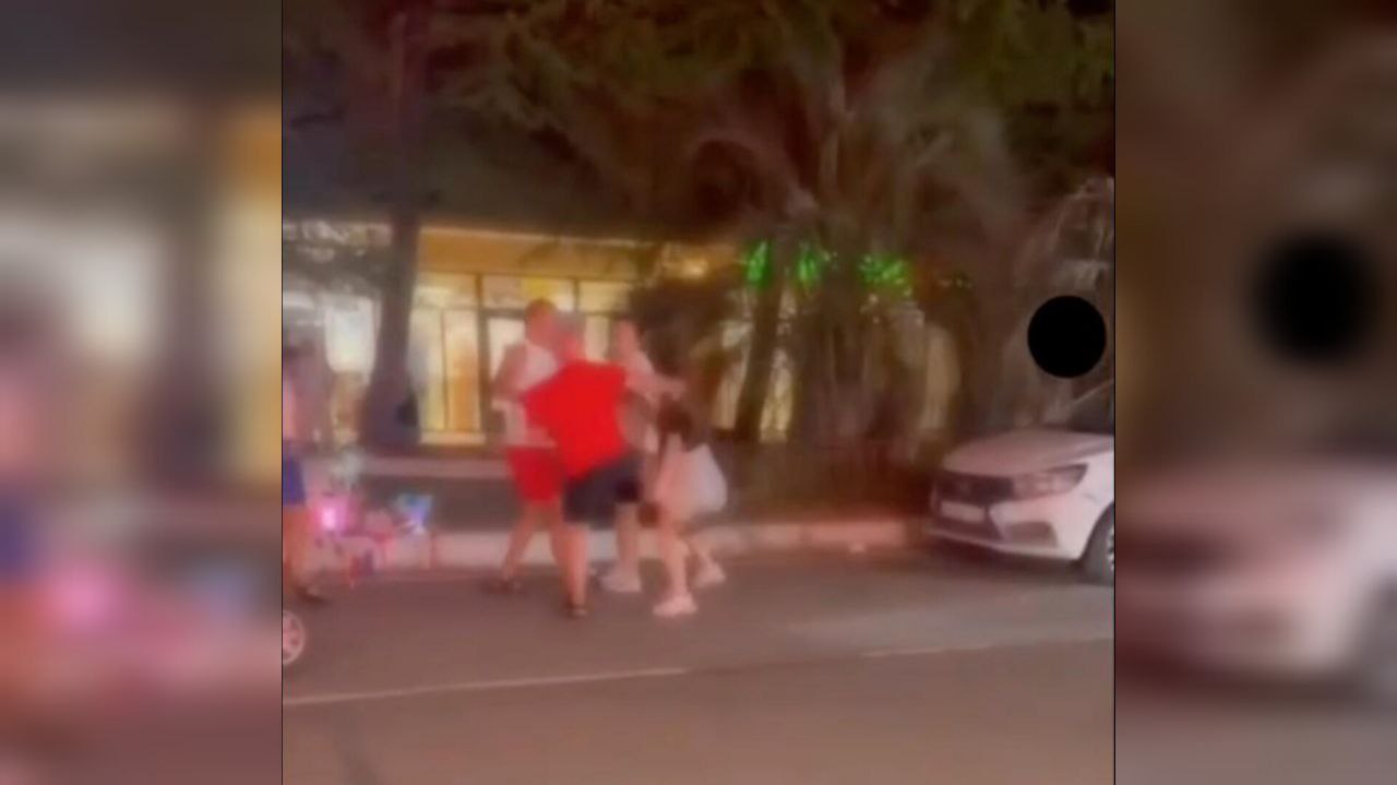 Водитель и пассажирка моторикши подрались с отдыхающей из-за парковки в Сочи