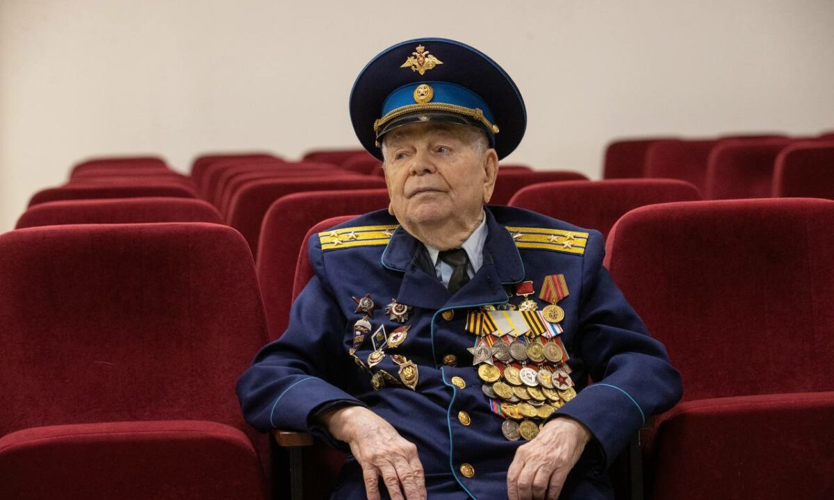 Вениамин Кондратьев поздравил со 101-летием ветерана войны из Анапы
