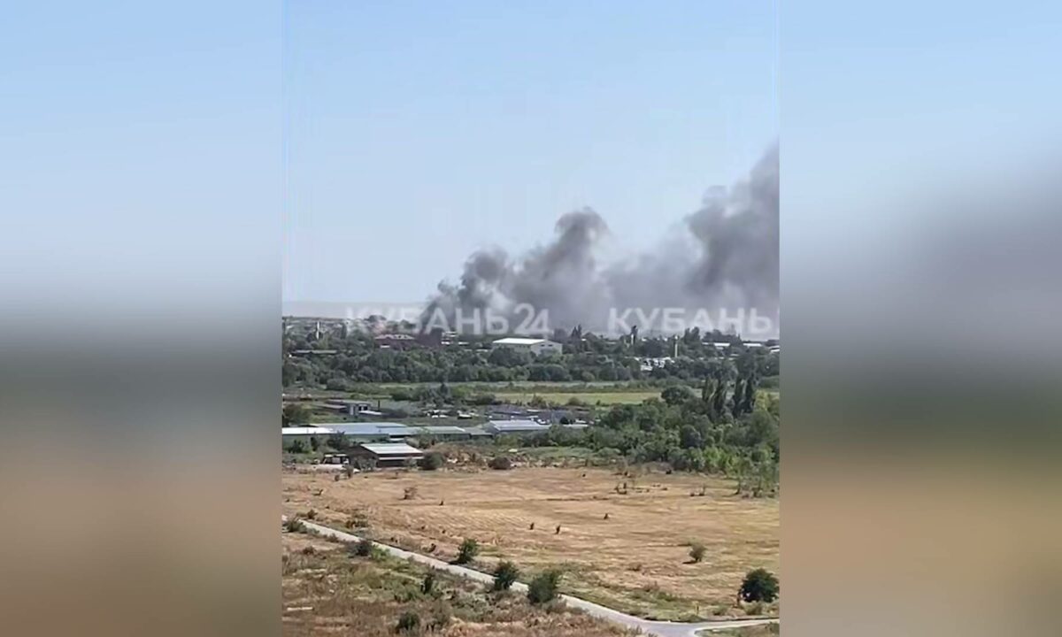 Сухая трава на площади 1,5 га загорелась в районе водохранилища в Краснодаре