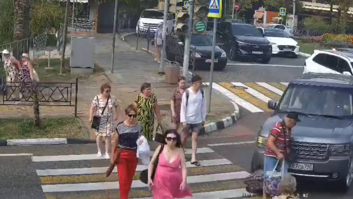 Внедорожник сбил пешеходов на «зебре» и врезался в припаркованную машину в Сочи