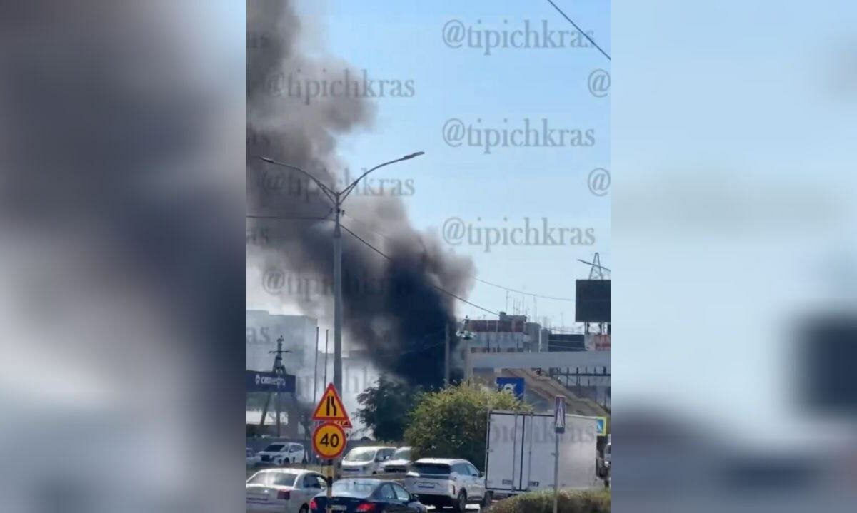 Три автобуса загорелись на стоянке на улице Уральской в Краснодаре