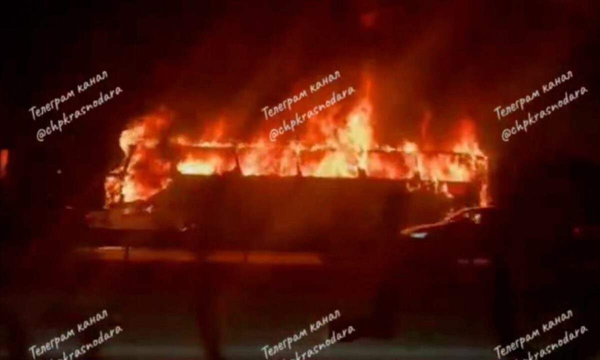 Неисправный автобус загорелся на Ростовском шоссе в Краснодаре
