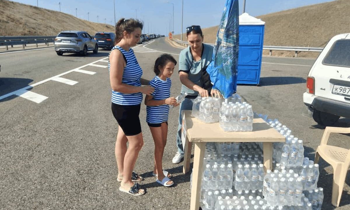 Две точки выдачи питьевой воды организовали на подъездах к Крымскому мосту