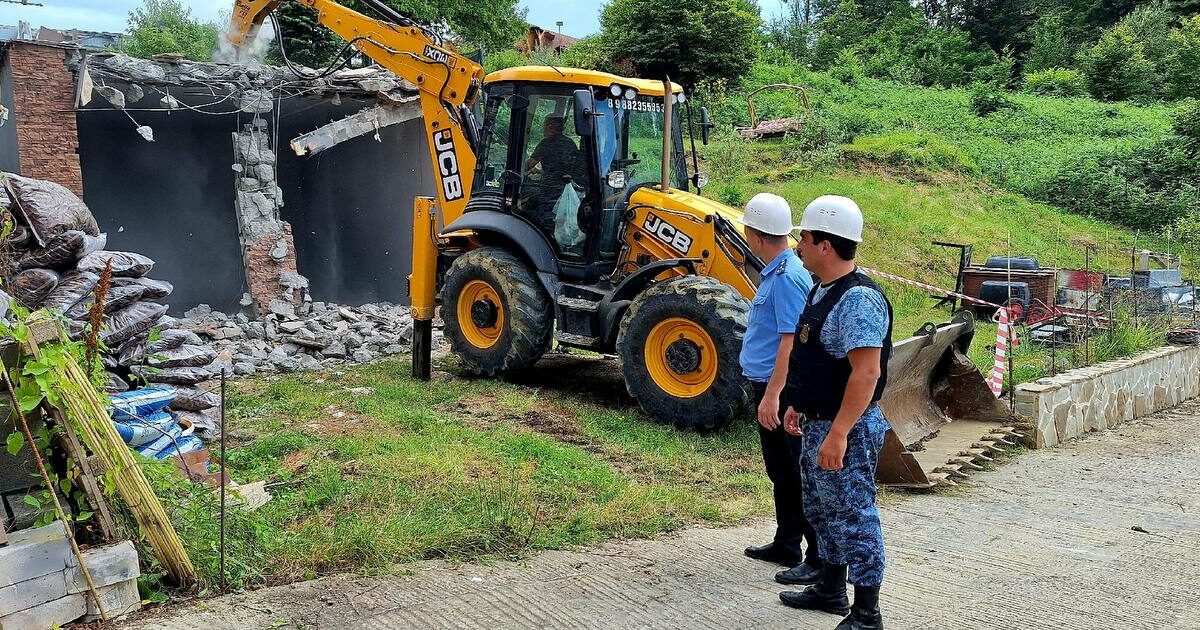Приставы добились сноса незаконно построенного двухэтажного эллинга в Сочи