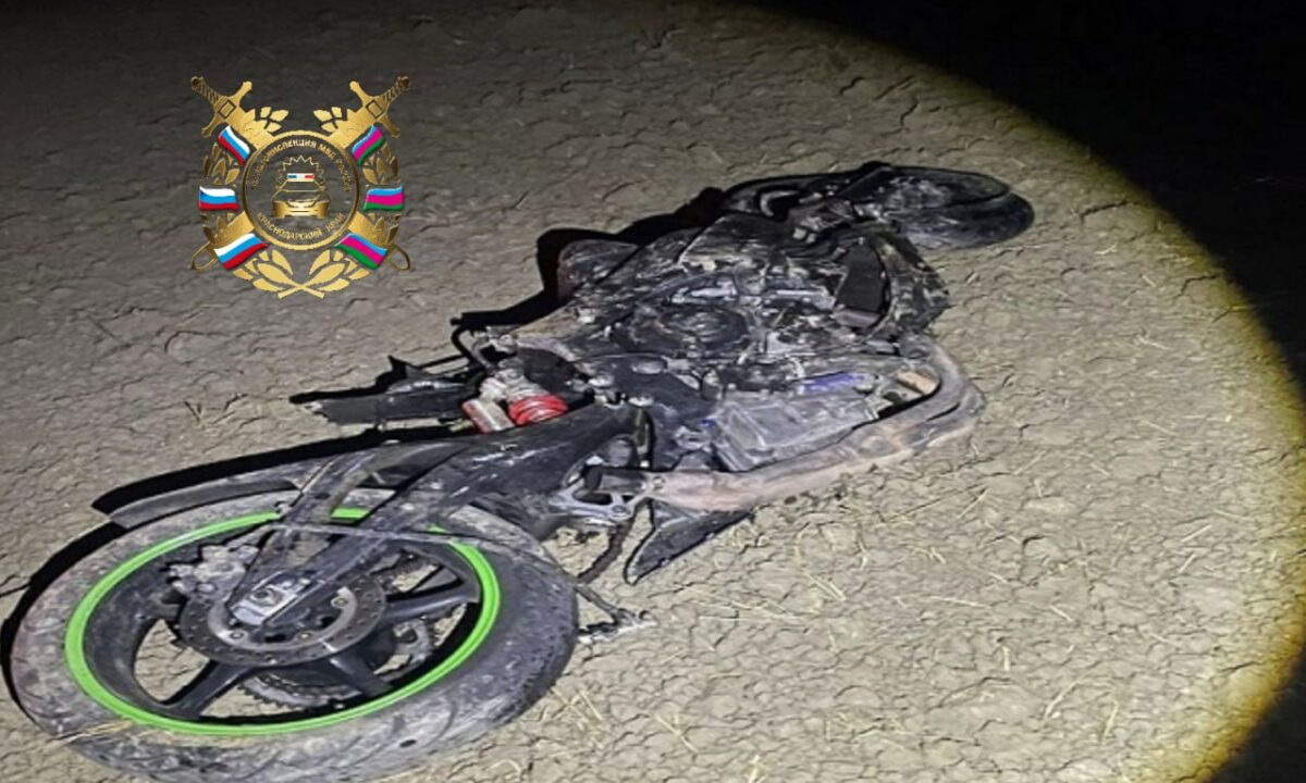 В Славянском районе байкер ночью влетел в дорожный знак, он скончался в больнице
