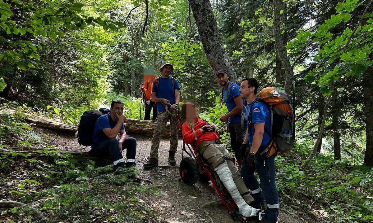 Спасатели эвакуировали травмировавшего ногу в горах Сочи туриста