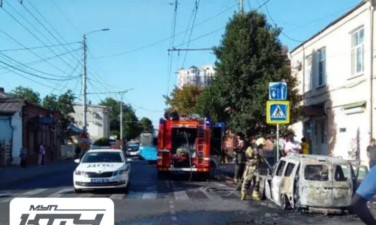 Легковушка врезалась в троллейбус и загорелась в центре Краснодара