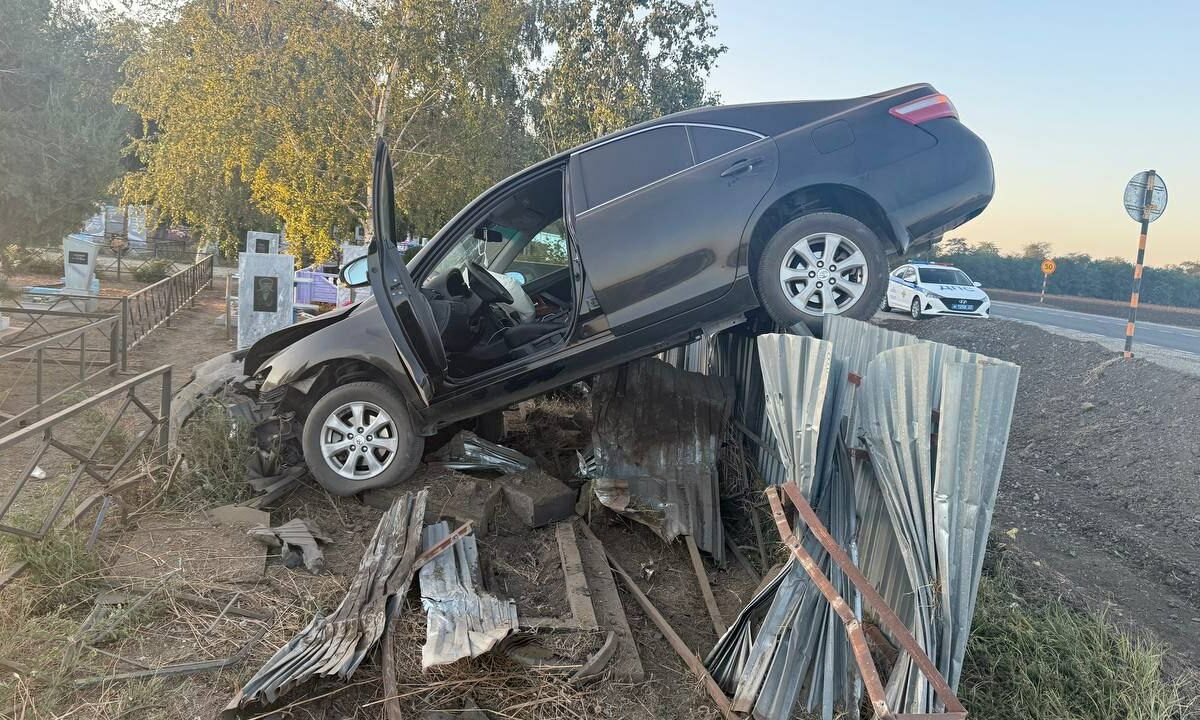 Иномарка повисла на ограде кладбища на Кубани, повредив надгробную плиту