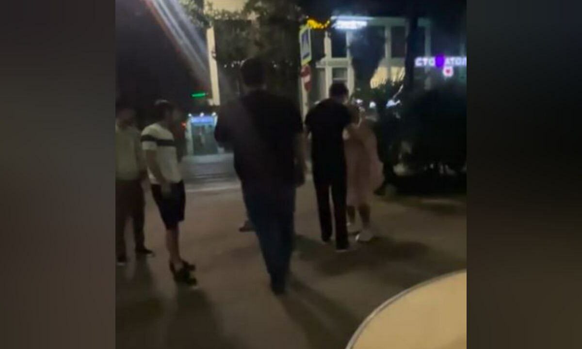 В Сочи полиция задержала мужчин, угрожавших местной певице и обливших ее колой