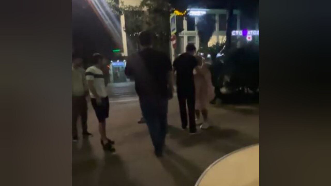 В Сочи полиция задержала мужчин, угрожавших местной певице и обливших ее колой