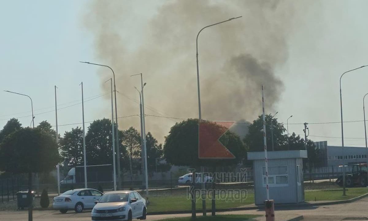 Трава вспыхнула на площади 500 кв метров в поселке Индустриальном в Краснодаре