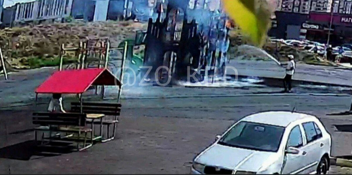 Замок сгорел дотла на детской площадке в ЖК на Западном обходе в Краснодаре