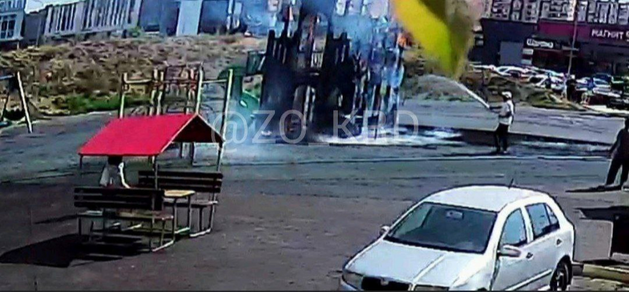 Замок сгорел дотла на детской площадке в ЖК на Западном обходе в Краснодаре