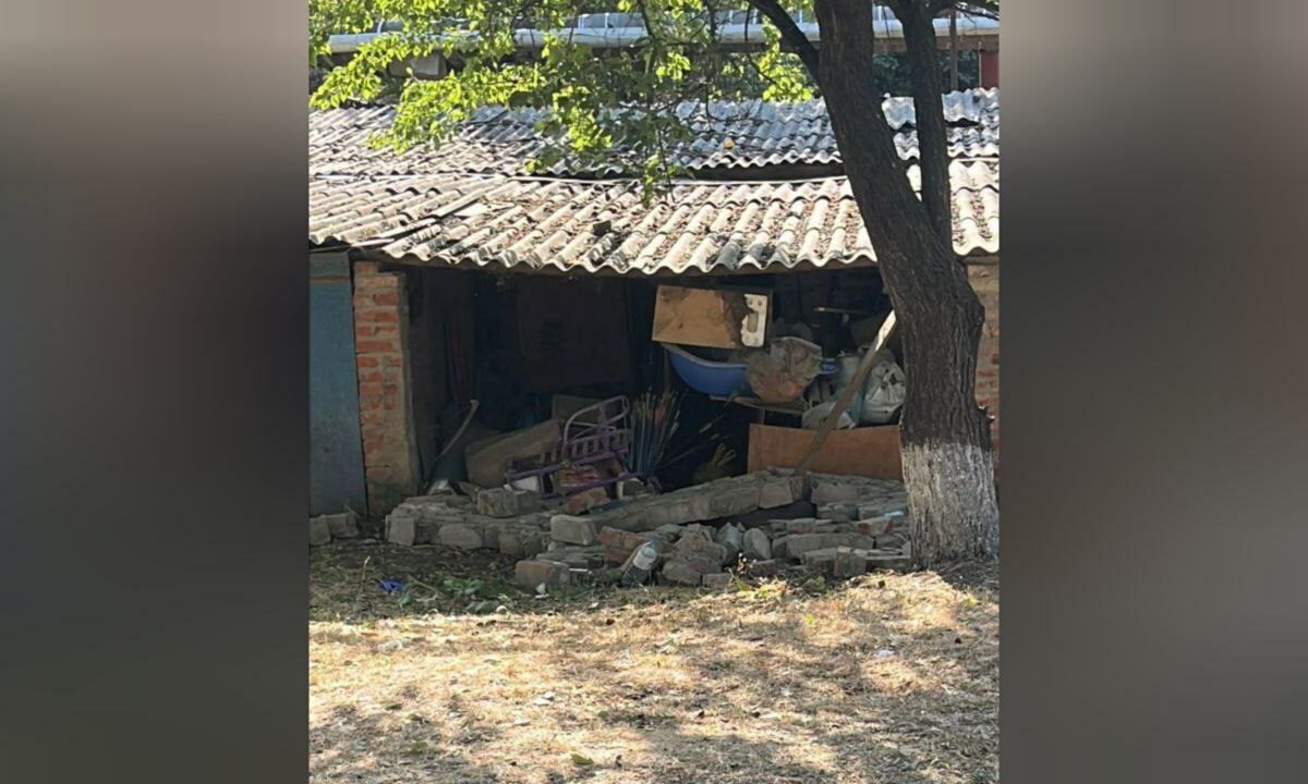 Двухметровая кирпичная стена обрушилась на двух детей в поселке Краснодара