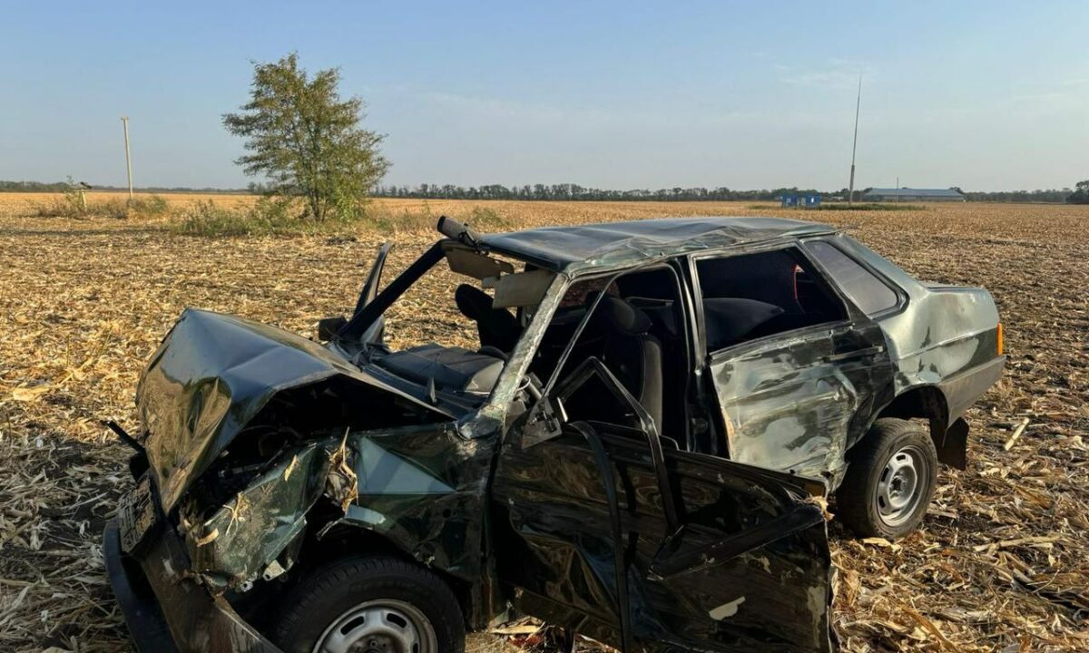 ВАЗ влетел в микроавтобус на Кубани, пострадали три молодых человека